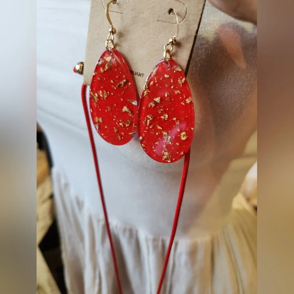 Reversible Bright Red Acrylic with Gold Flakes Necklace with Earrings Set - Picture 3 of 17